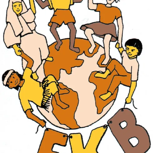 Eine Gruppe von fünf Kindern unterschiedlichen Hintergrunds steht auf einer stilisierten Erdkugel. Sie halten sich an den Händen und zeigen ein Zeichen für Gemeinschaft und Vielfalt.