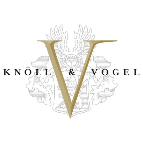 Ein elegantes Logo mit dem Schriftzug „KNÖLL & VOGEL“ und einem stilisierten „V“ in Gold. Im Hintergrund ist ein detailreiches Emblem zu sehen.