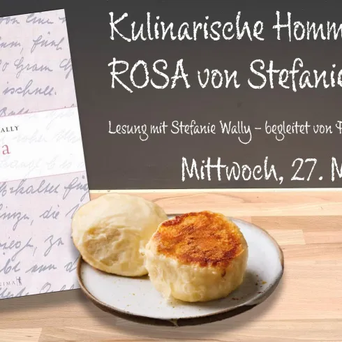 Ein Buchcover mit dem Titel "ROSA" von Stefanie Wally liegt auf einem Tisch neben einem Teller mit Gebäck. Im Hintergrund sind Informationen über eine Lesung und Veranstaltung zu sehen.