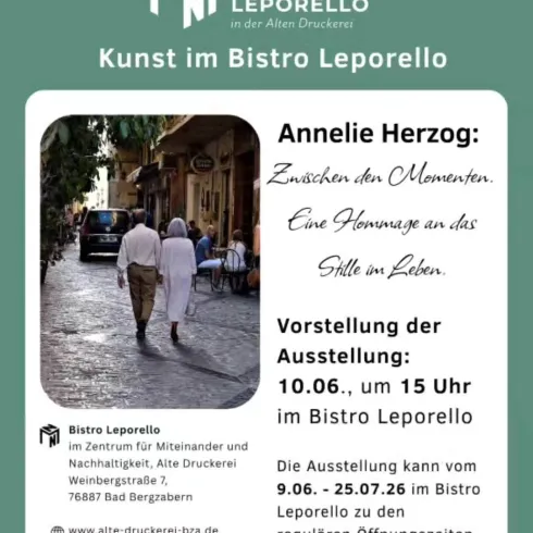 Ein Bild von einer gemütlichen Straße mit einem alten, charmanten Ambiente. Zu sehen sind Menschen, die sich in der Gasse bewegen, sowie ein Auto und typische Gebäude.