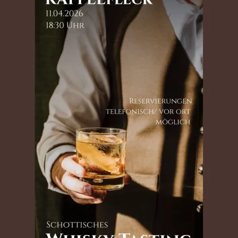 Ein stilvoller Mann hält ein Glas Whisky in der Hand. Im Hintergrund steht der Text für ein schottisches Whisky-Tasting-Event.
