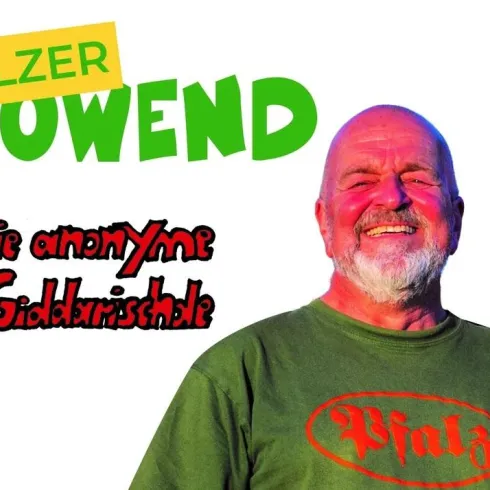 Drei Männer in verschiedenen T-Shirts stehen vor einem bunten Hintergrund. Sie halten Getränke und lächeln in die Kamera.