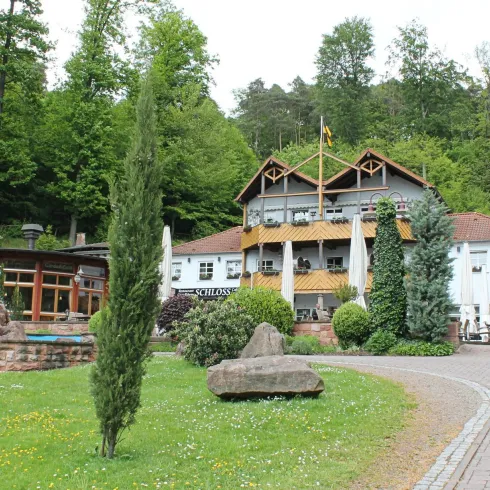 Schlosshotel Außenansicht_Bemme_deskline (© Tourist-Info VG Landstuhl/Bemme)