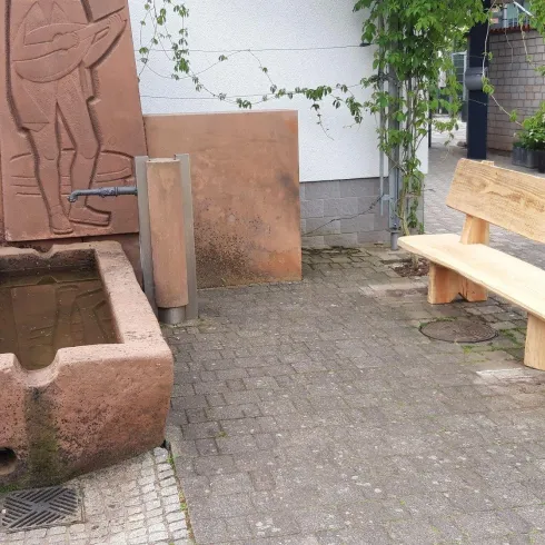 Ruhebank am Dorfbrunnen (© Dieter Götten) Ruhebank am Dorfbrunnen (© Dieter Götten)