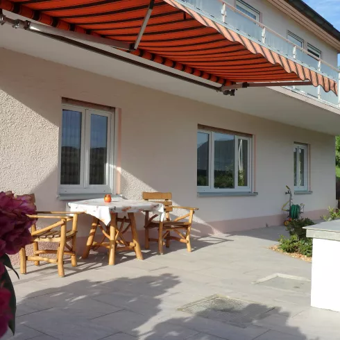 Hausansicht mit Terrasse
