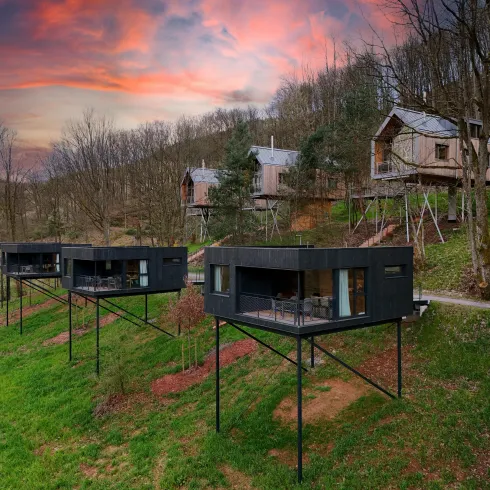 Bergchalet auf Stelzen (© Jugendstilhotel Trifels, Fotograph Iversen)