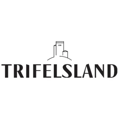 Ein einfaches, stilisiertes Logo mit dem Schriftzug "TRIFELSLAND". Es zeigt Umrisse von Gebäuden auf einem Hügel.