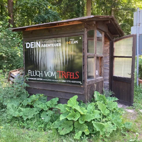 Fluch vom Trifels_Hütte (© Verein Südliche Weinstrasse Annweiler am Trifels e.V.)