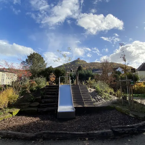 Rutsche mit Trifels im Hintergrund (© Verein SÜW Annweiler e.V.)