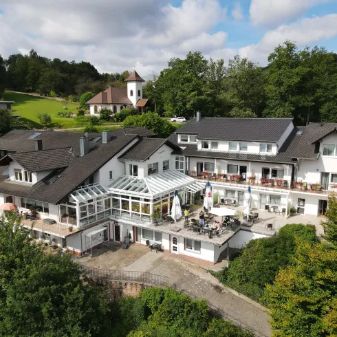 Hausansicht mit Kapelle