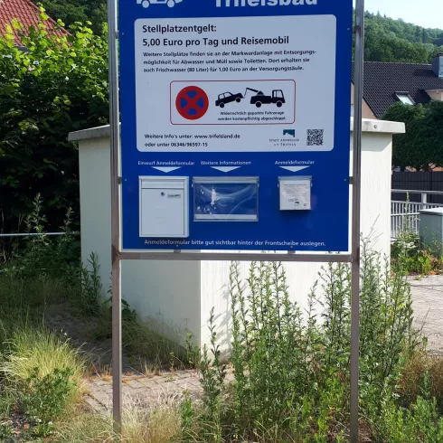Reisemobilstellplatz Schild (© Verein SÜW Annweiler e.V.)