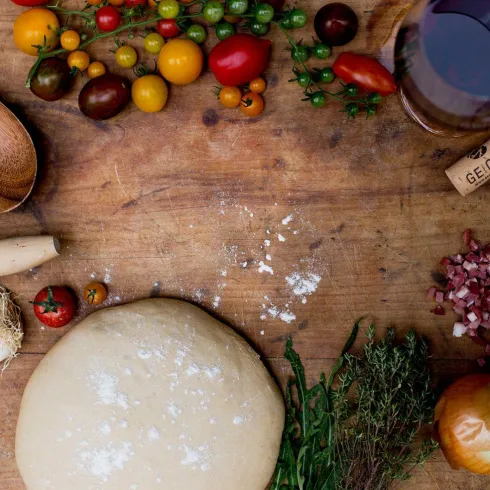 Flammkuchen und Wein (© Weingut Geiger) Flammkuchen und Wein (© Weingut Geiger)