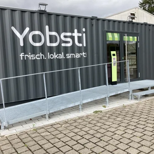 Yobsti Einkaufscontainer beim Adamshof Kandel