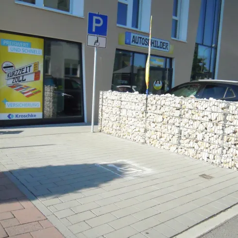 Barrierefreier Parkplatz gegenüber der VG Kandel