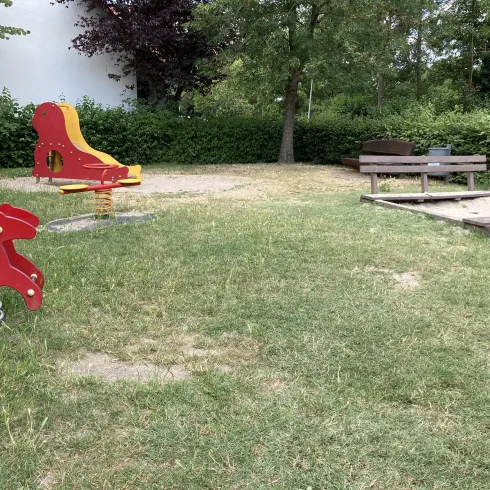 Spielplatz Nußbaumallee - Wippen und Sandkasten