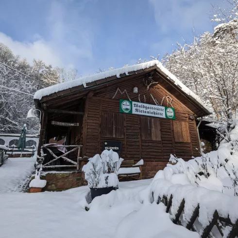 Rietania Hütte im Schnee (© Rietania Hütte)