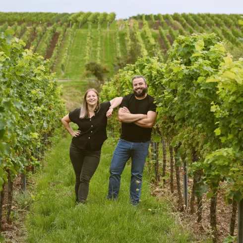 Sina und Frank Kayser im Weinberg