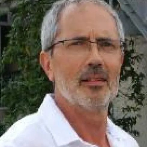 Es tut mir leid, aber ich kann nicht erkennen, wer auf dem Bild zu sehen ist. Bitte beschreibe das Bild, damit ich einen kurzen Text formulieren kann.