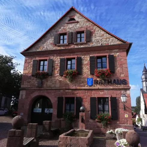Im Zentrum des Dorfes Göcklingen...