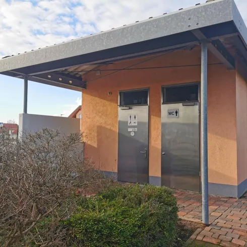 Öffentliche Toilette am Parkdeck (© Büro für Tourismus Maikammer) Öffentliche Toilette am Parkdeck (© Büro für Tourismus Maikammer)