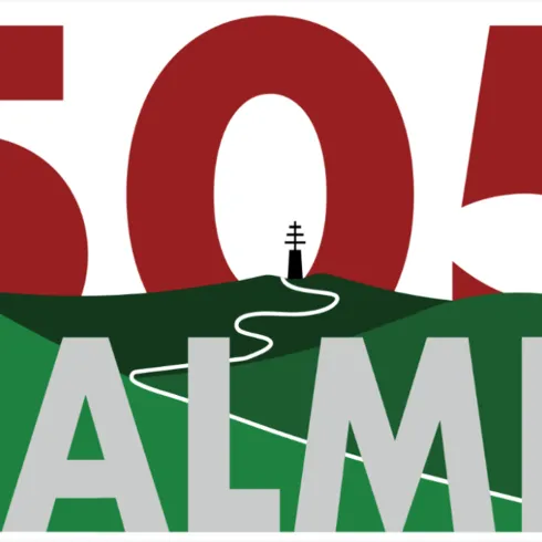 Ein stilisiertes Logo mit der Zahl „505“ und dem Wort „KALMIT“. Im Hintergrund sind grüne Hügel und ein Weg, der zu einem Leuchtturm führt.