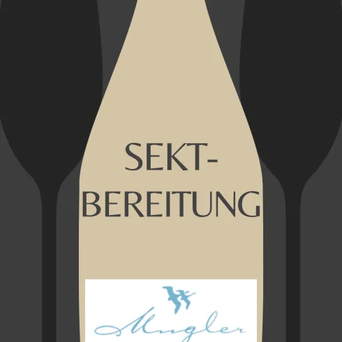 Eine künstlerische Darstellung einer Sektflasche im Vordergrund. Darunter steht der Schriftzug "SEKT-BEREITUNG" und das Logo von Mugler.
