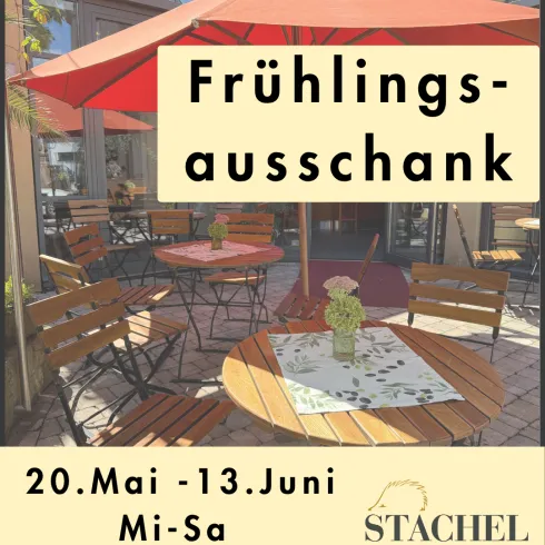 Ein modernes, helles Interieur mit stilvollen Tischen und Stühlen. Im Raum befindet sich ein traditioneller Ofen und eine minimalistische Bar.