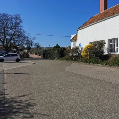 Parkplatz an der Alsterweiler Kapelle (© Büro für Tourismus Maikammer)