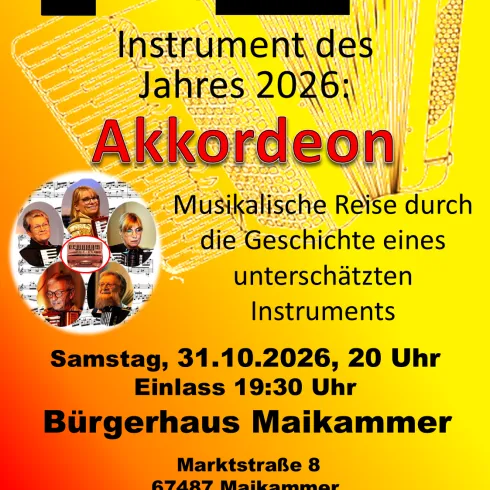 Eine Gruppe von sechs Musikern sitzt auf einer weißen Bank. Sie spielen verschiedene Instrumente und tragen lässige Kleidung.