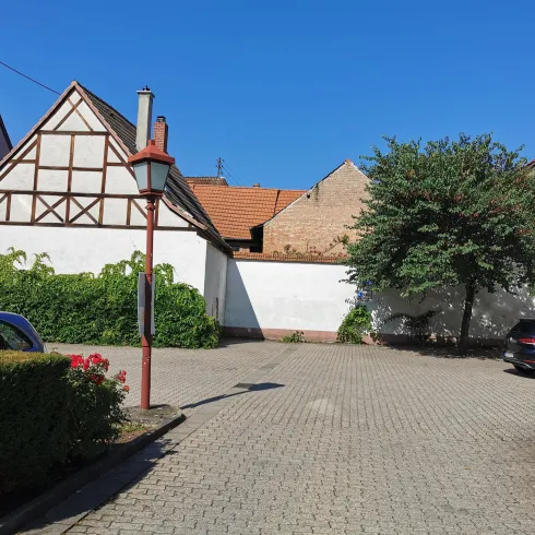 Parkplatz Bushaltestelle Kirche (© Büro für Tourismus Maikammer)