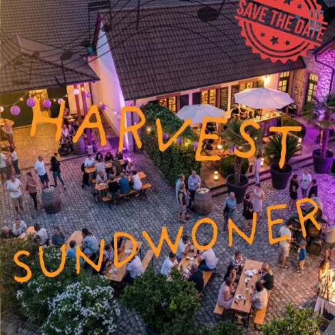 Eine lebendige Erntefeier im Freien mit fröhlichen Gästen unter Lichtern. Das Event findet am 3. September statt.