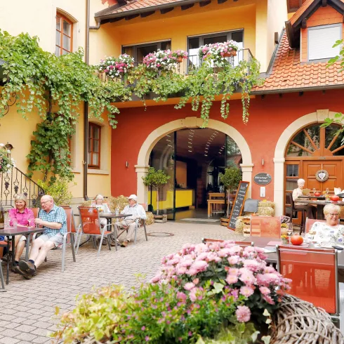 Im Innenhof (© Wein- und Sekthaus Volker und Bernd Schreieck)