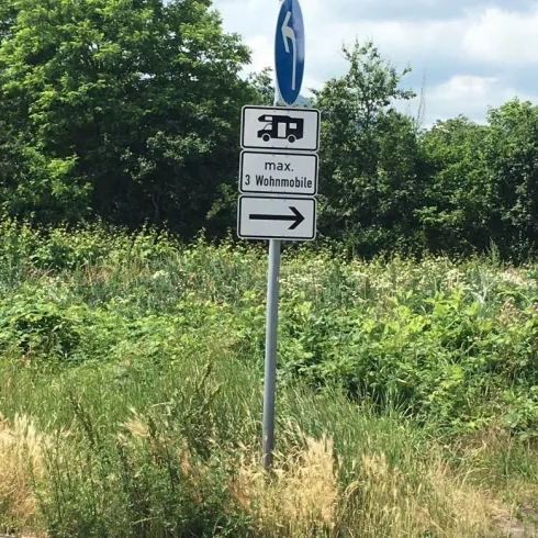 Hinweisschild Reisemobilstellplatz (© Büro für Tourismus Maikammer)