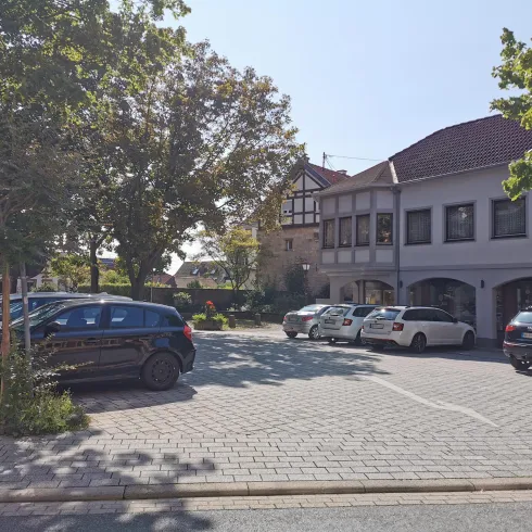Parkplatz Katholische Kirche (© Büro für Tourismus Maikammer)