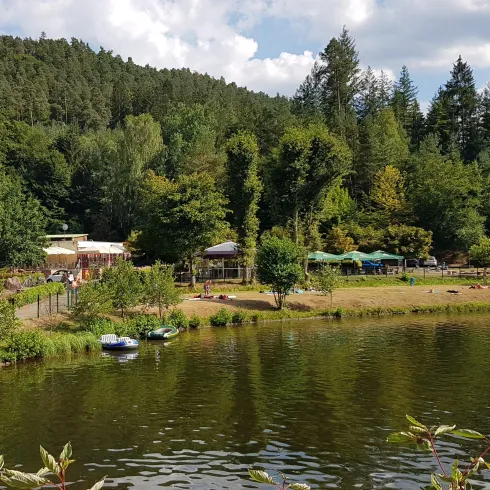 Blick auf Restaurant, Biergarten und Weinschirm