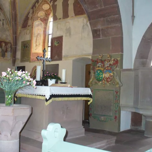 Altar, Taufstein und Kanzel