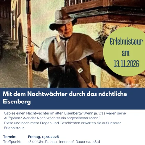 Ein historischer Nachtwächter in traditioneller Kleidung steht auf einem Weg. Er lädt zu einer Erlebnisführung durch das nächtliche Eisenberg ein.