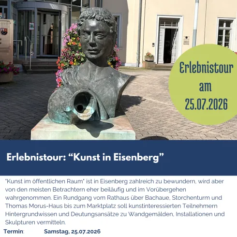 Eine Einladung zu einer Kunsttour in Eisenberg, die am 25. Juli 2026 stattfindet. Im Vordergrund ist eine Statue zu sehen, die Kunst im öffentlichen Raum präsentiert.