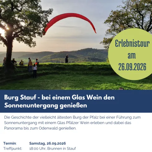 Ein schöner Sonnenuntergang über der Burg Stauf, während Menschen am Hang stehen und die Aussicht genießen. Die Veranstaltung lädt dazu ein, bei einem Glas Wein die Landschaft zu erkunden.