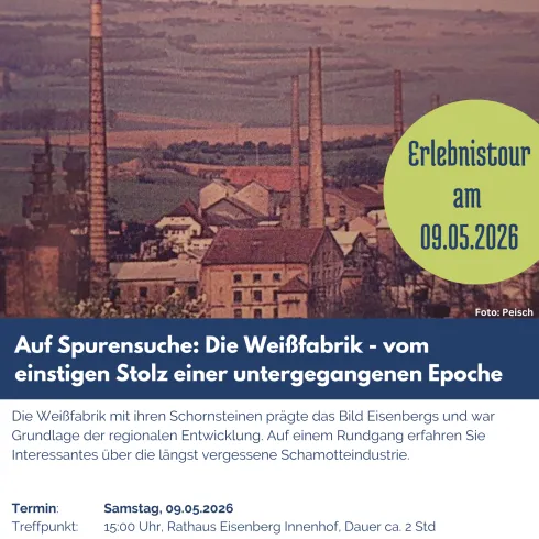 Eine alte Industrieanlage mit Schornsteinen und einer historischen Umgebung. Die Einladung zu einer Veranstaltung zur Erkundung der Weißfabrik wird vorgestellt.