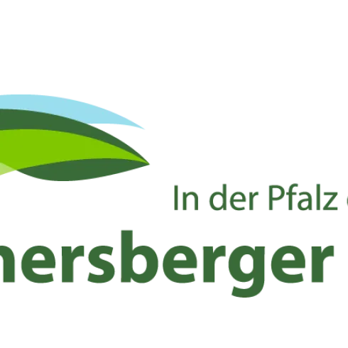 Das Logo von Donnersberger Land zeigt stilisierte grüne Hügel und einen hohen Turm. Der Slogan besagt, dass es sich um eine Region ganz oben in der Pfalz handelt.