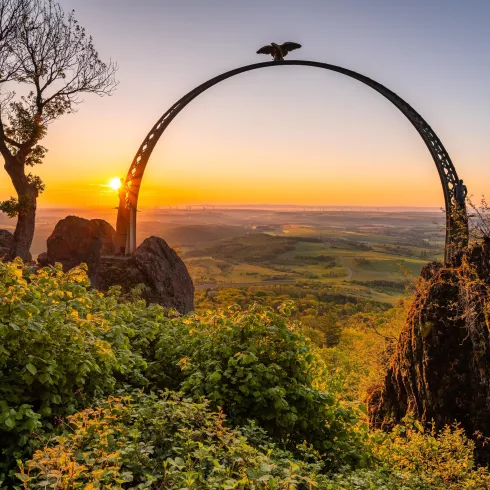 Sonnenaufgang am Adlerbogen (© Donnersberg-Touristik-Verband e.V.; Florian Orth)