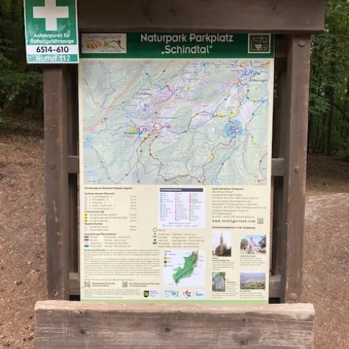 Ein Informationsschild im Naturpark Schindatal. Es zeigt eine Karte des Parks mit Wanderwegen und Sehenswürdigkeiten.