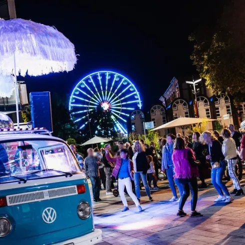 Ein rotes Logo für das W.I.N.E. Festival. Es zeigt einen künstlerischen Weinfleck und klare Schriftzüge.