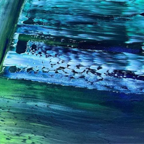 Eine abstracte Darstellung mit kräftigen Blau- und Grüntönen. Die Farbschichten verlaufen dynamisch und erzeugen eine interessante Textur.