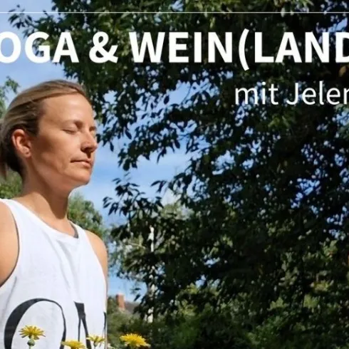 Eine Frau meditiert im Freien, umgeben von Bäumen und Pflanzen. Der Text im Bild kündigt eine Veranstaltung namens "Yoga & Wein(land)" mit Jelena an.