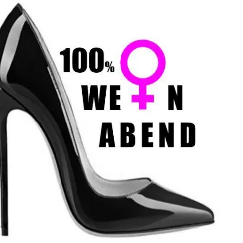 Ein eleganter schwarzer High Heel Schuh mit einem auffälligen Design. Darüber steht der Schriftzug "100% WE N ABEND" in großen Lettern.