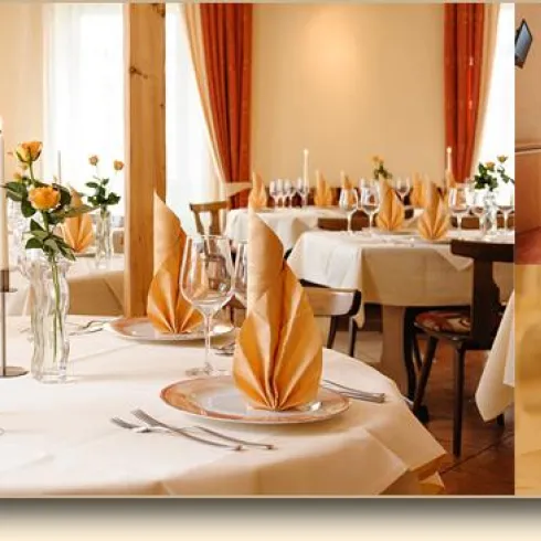 Ein elegantes Restaurant mit schön gedeckten Tischen und dekorativen Servietten. Der Raum ist hell und einladend, ideal für ein gemütliches Essen.