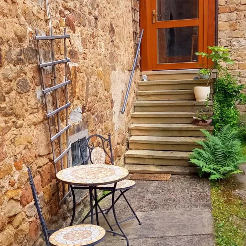 Dere Eingang zur Ferienwohnung führt über den Innenhof des denkmalgeschützten Haus.