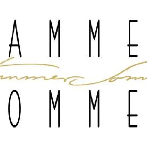 Ein stilvolles Logo mit den Worten "Hammer Sommer". Die Schrift ist elegant und modern gestaltet.